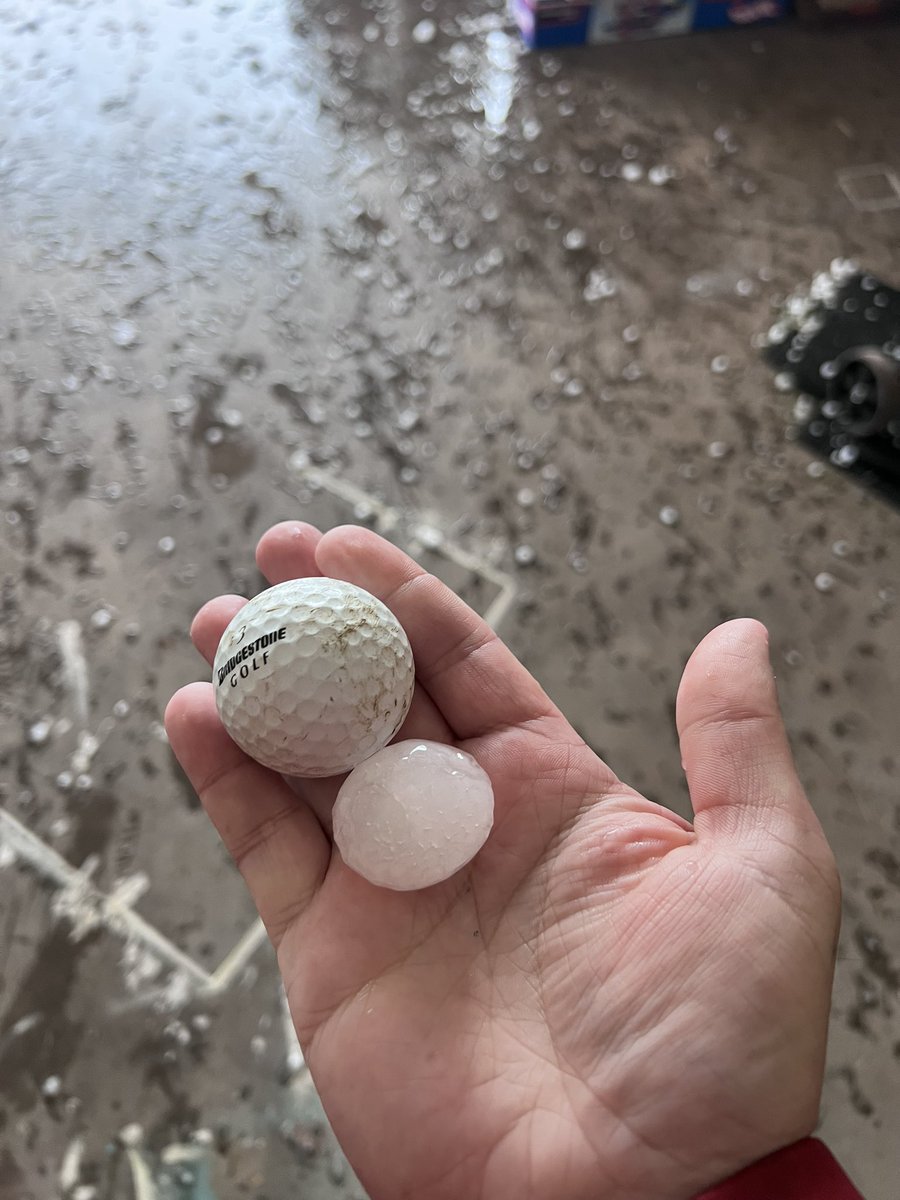 Double stuffed Oreo sized hail in  Burkburnett, TX - 6:00pm #okwx #txwx <a href="/NWSNorman/">NWS Norman</a>