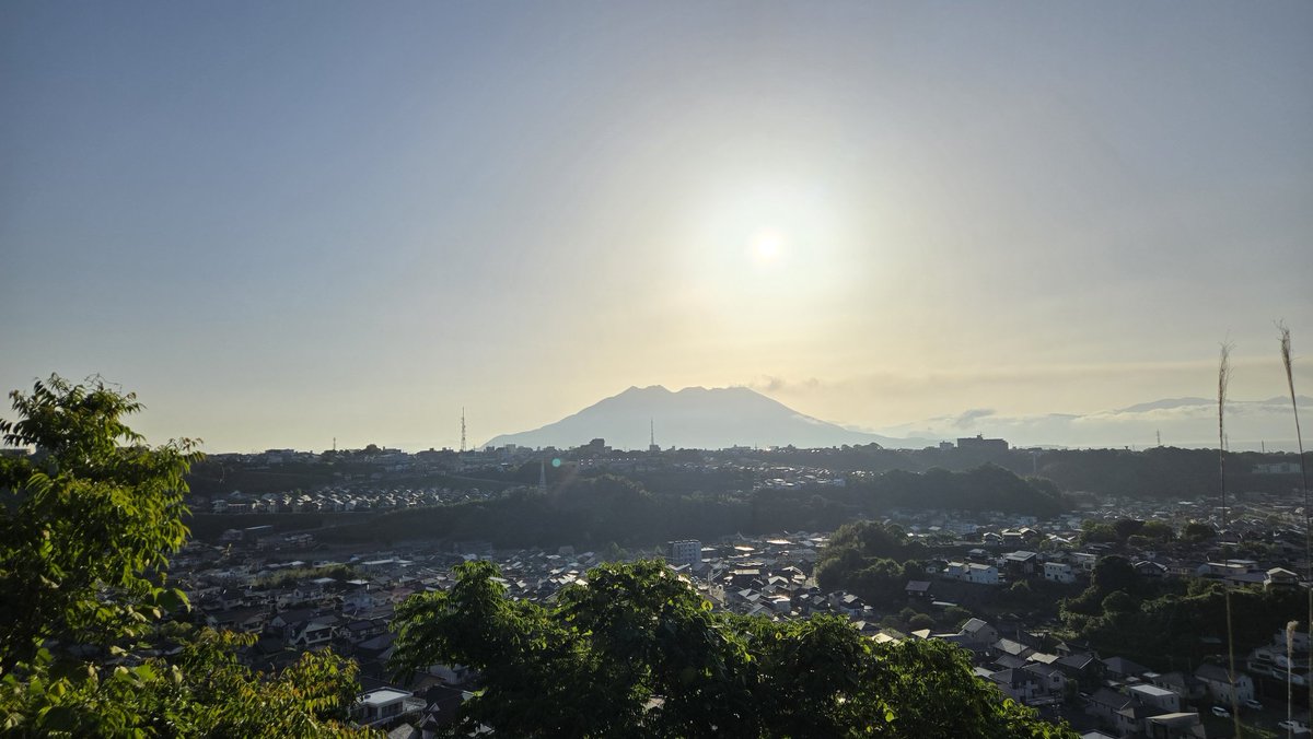 bkg20318's tweet image. 職場からおはようございます。4/27鹿児島市は久々快晴☀️。
男は黙って2.5kmラン🏃＋腕立て伏せ＋肩のダンベル運動🤸。
朝飯は #タンザニア 🇹🇿☕、ウインナー🍖、谷山駅近く「#アプリュス」のカレーパン🍛、アップルパイ🍎、クロワッサン🥐。サクサク美味しいです😋
さあ、今日も1日坦々と🙏♪