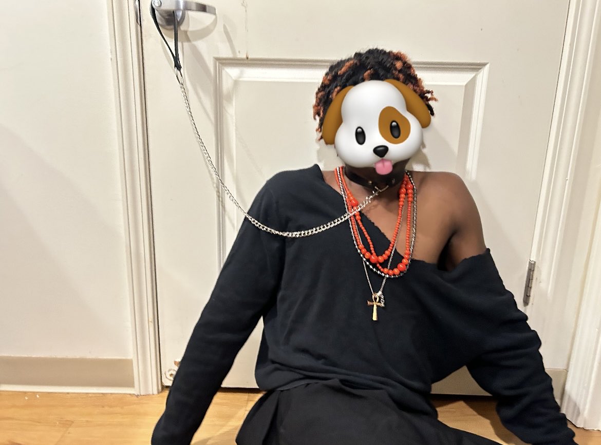 VampishVixen's tweet image. Puppy got put in time out, but I still got attention so it’s okay :3 

#femboy #puppyboy #leash