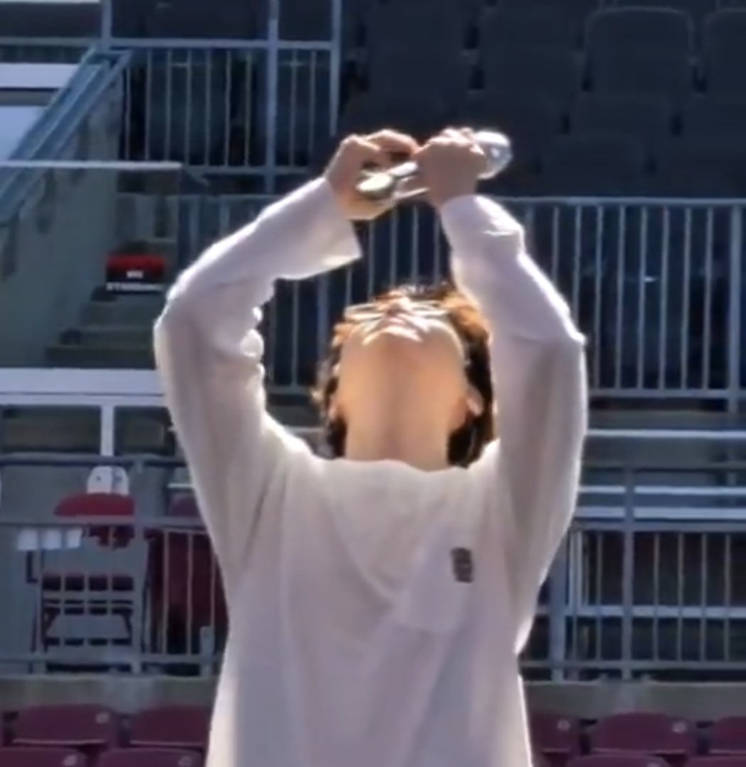 거짓말
이게 셀카 찍는 게 아니었다고?
너 그냥 무대장치가 신기해서 찍은 거라고?
우리는 절대 볼 수 없는 하늘을 공유해준거라고?
영원을 믿고 싶다
예전에 나를 사랑해주던 방식으로 여전히 사랑하고 있잖아 너는