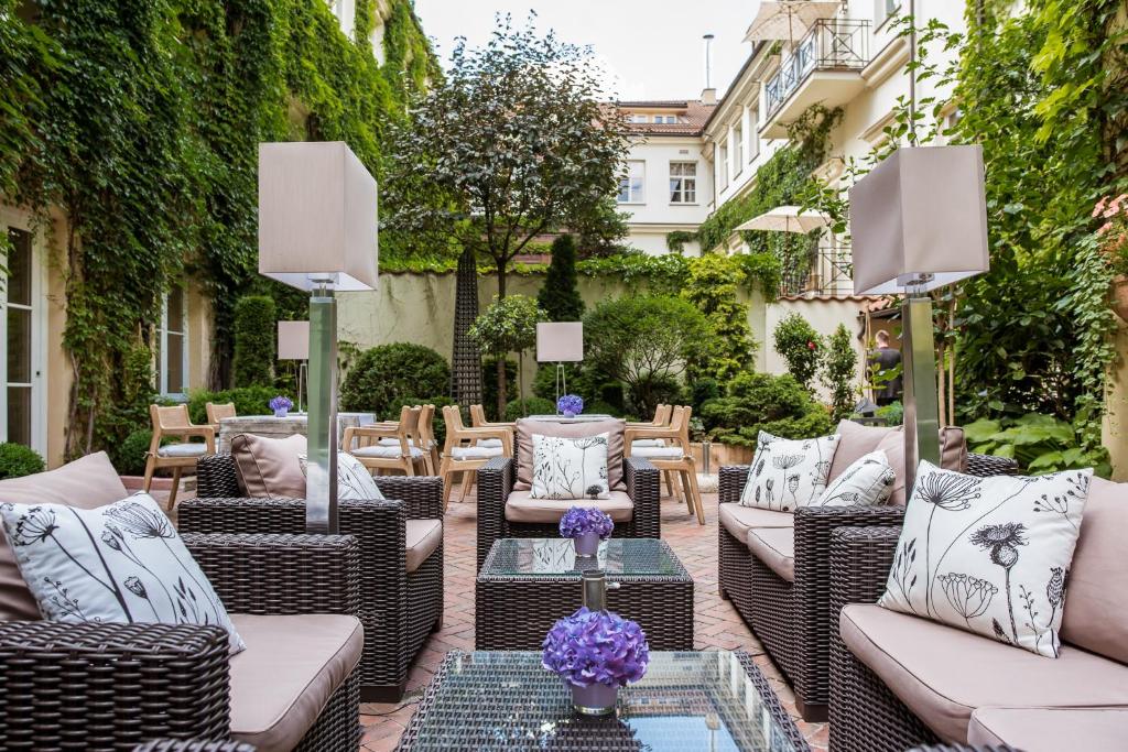 euro_tour's tweet image. ❤泊まってみたい『🇱🇹リトアニアの #豪華ホテル✨』
➡euro-tour.co.jp/luxury-hotel/l…
ヴィリニュス「スティクレイ・ホテル」　世界遺産の旧市街、中心部に位置する５つ星ブティックホテル。丁寧に装飾された客室を提供♪ ルレ＆シャトー加盟。 #ビリニュス #Vilnius #RelaisChateaux #StikliaiHotel