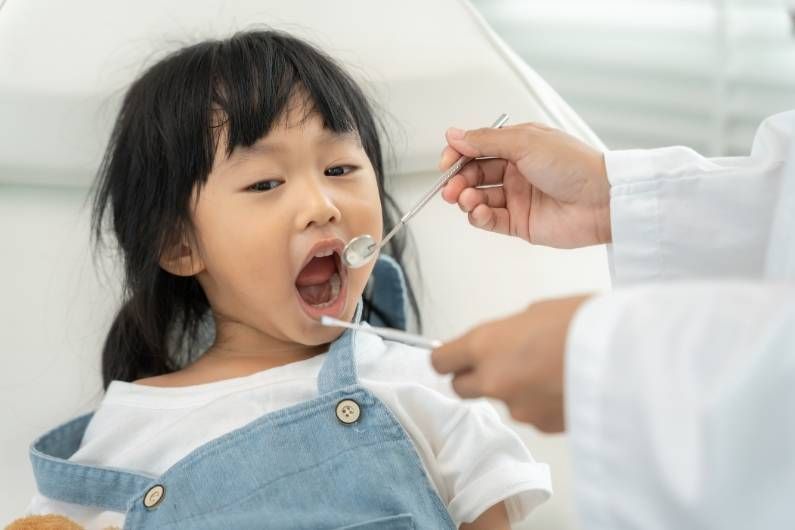 prdg810's tweet image. Dental anxiety in kids usually comes from one thing… the unknown.

Regular cleanings fix that.
Familiar visits = less fear + more confidence over time.

Worth the read 👇
buff.ly/05pv6zJ

#ParentingTips #DentalCare #KidsHealth