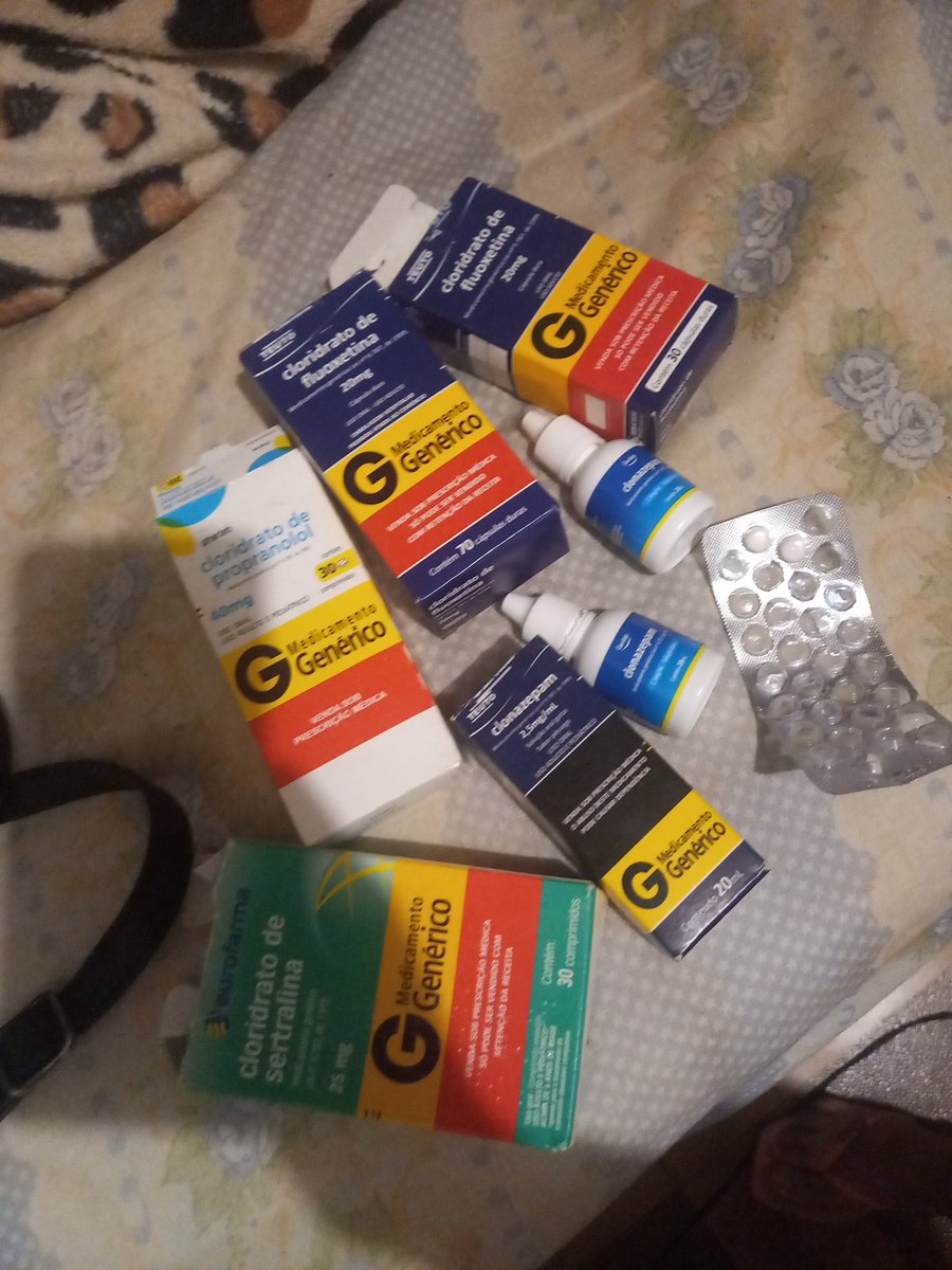 beccadoxossi's tweet photo. Os remédios que graças a uma médica que é um ANJO eu consigo pelo sus pra tratar as crises de pânico e a depressao https://t.co/G58tDnniZy