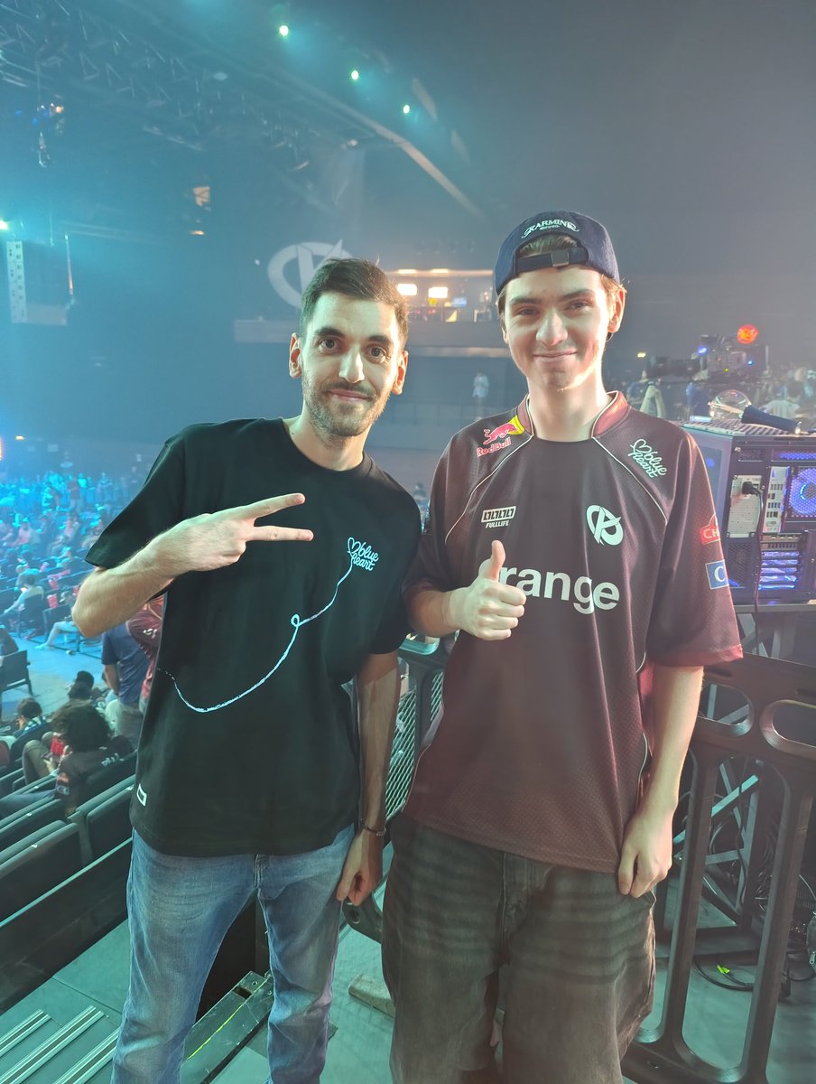 PatateMasque2's tweet photo. Je le jure haut et fort nisqy est minuscule j'ai du fléchir les genoux pour faire sa taille et encore bref Nisqy respect merci pour la photo https://t.co/IRA4EjccnG