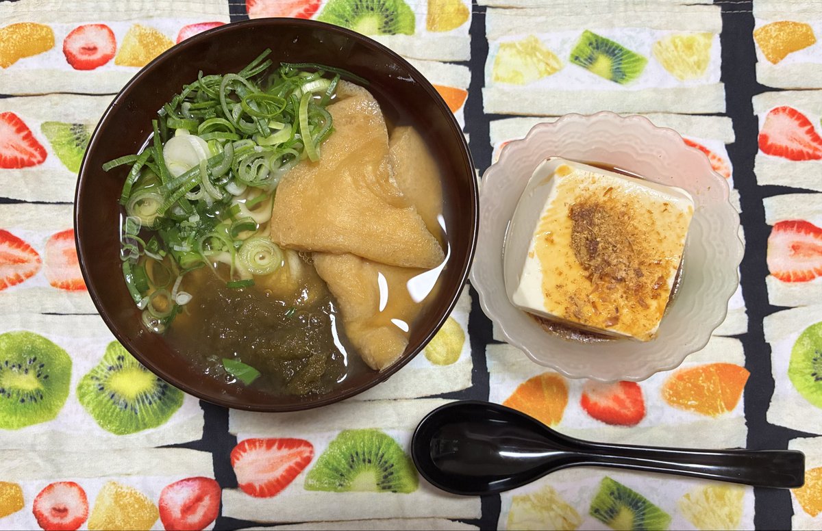 Taaaaaaaa666's tweet photo. 4月26日の晩御飯。

昼はお寿司と豪華だった。

あまりお腹空いていなく
きつねうどんと冷奴🦊

昼ごはんみたい🤣 https://t.co/lLl3thXseq