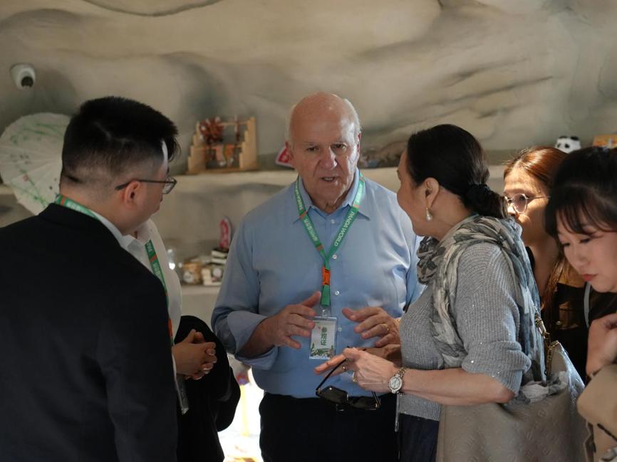 ChinaDaily's tweet image. #Honolulu Mayor Rick Blangiardi said Saturday that he hopes to bring giant pandas to #Hawaii, calling the potential move a symbol of the bond between the state capital and its Chinese sister city, Fuzhou, capital of East China's Fujian province. #panda bit.ly/4ug9Z5X