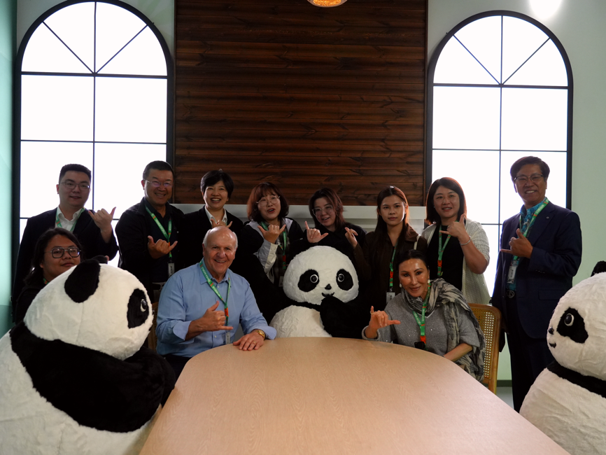 ChinaDaily's tweet image. #Honolulu Mayor Rick Blangiardi said Saturday that he hopes to bring giant pandas to #Hawaii, calling the potential move a symbol of the bond between the state capital and its Chinese sister city, Fuzhou, capital of East China's Fujian province. #panda bit.ly/4ug9Z5X