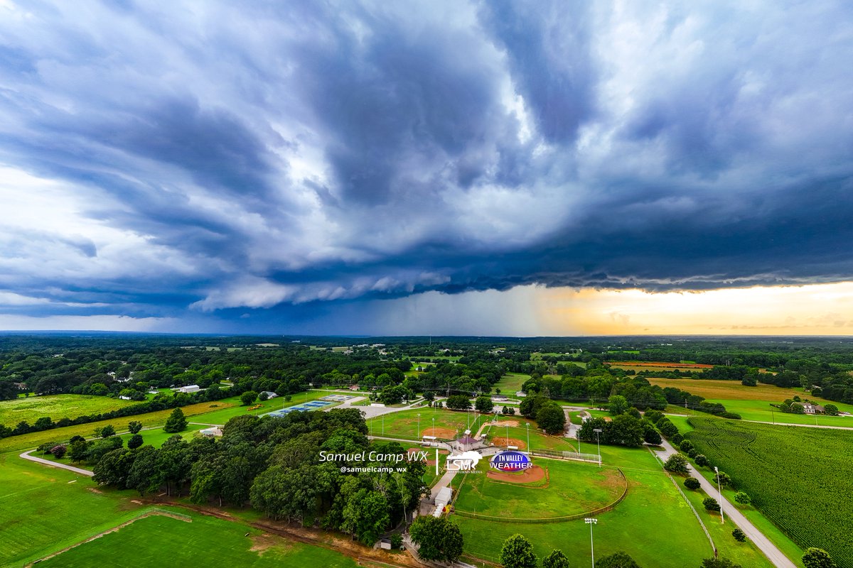 samuelcamp_wx's tweet image. A supercell thunderstorm moving into Rogersville, AL last July.

#tnvalleyweather #supercell #weather