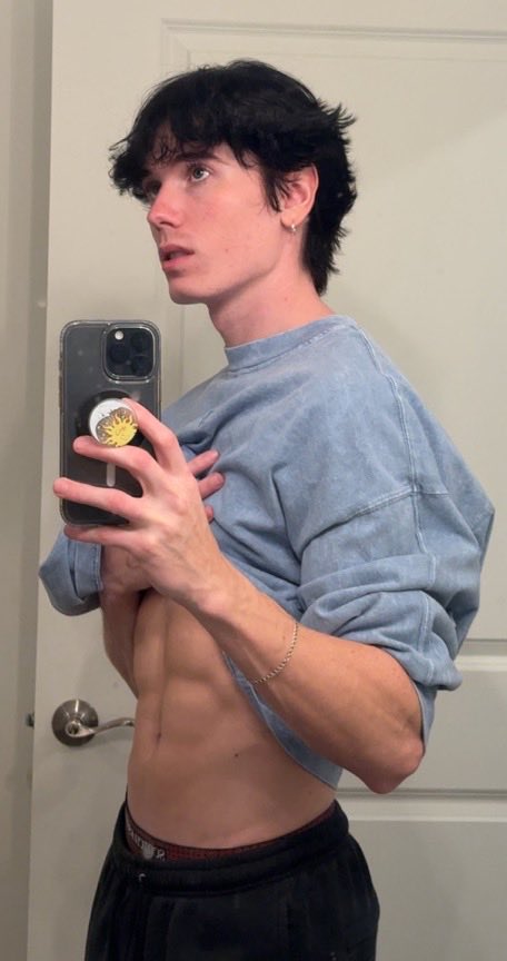 evanwade70's tweet photo. You need a shirtless boy🏳️‍🌈 https://t.co/BHiq8QifpH