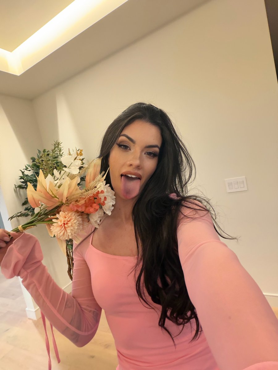 RT if you think I'm girlfriend material 😁💅