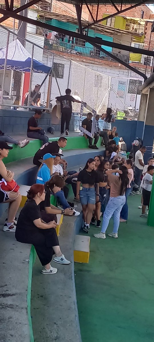 arcilaDDHH's tweet photo. Hoy acompañamos y articulamos con el club juvenil Jóvenes que Suman, un grupo de pelados que le están apostando a construir ciudad desde lo positivo.

Se tomaron el barrio Picacho con alegría, juegos y recreación, compartiendo con niños y familias, demostrando que sí hay caminos distintos para transformar los territorios.

Picacho alegría y diversión ✨

Desde la @AlcaldiadeMed seguimos respaldando estos procesos que nacen desde la comunidad y siembran esperanza. @FicoGutierrez