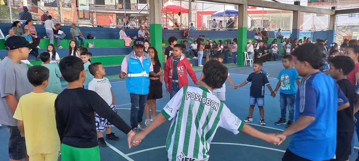 arcilaDDHH's tweet photo. Hoy acompañamos y articulamos con el club juvenil Jóvenes que Suman, un grupo de pelados que le están apostando a construir ciudad desde lo positivo.

Se tomaron el barrio Picacho con alegría, juegos y recreación, compartiendo con niños y familias, demostrando que sí hay caminos distintos para transformar los territorios.

Picacho alegría y diversión ✨

Desde la @AlcaldiadeMed seguimos respaldando estos procesos que nacen desde la comunidad y siembran esperanza. @FicoGutierrez