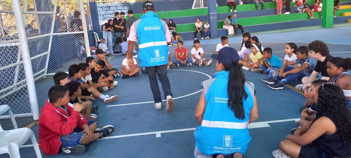 arcilaDDHH's tweet photo. Hoy acompañamos y articulamos con el club juvenil Jóvenes que Suman, un grupo de pelados que le están apostando a construir ciudad desde lo positivo.

Se tomaron el barrio Picacho con alegría, juegos y recreación, compartiendo con niños y familias, demostrando que sí hay caminos distintos para transformar los territorios.

Picacho alegría y diversión ✨

Desde la @AlcaldiadeMed seguimos respaldando estos procesos que nacen desde la comunidad y siembran esperanza. @FicoGutierrez