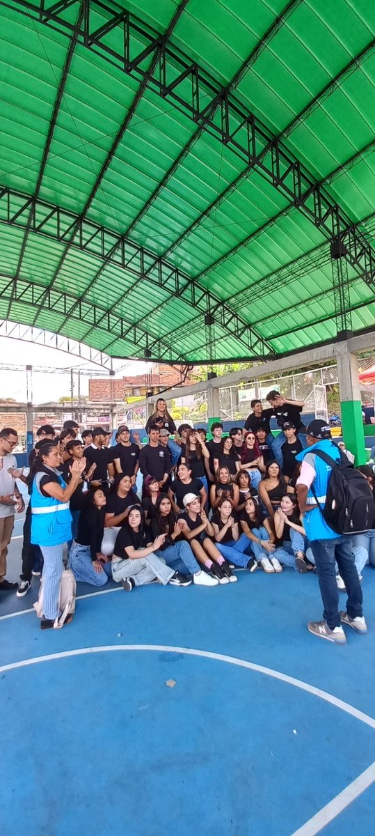 arcilaDDHH's tweet photo. Hoy acompañamos y articulamos con el club juvenil Jóvenes que Suman, un grupo de pelados que le están apostando a construir ciudad desde lo positivo.

Se tomaron el barrio Picacho con alegría, juegos y recreación, compartiendo con niños y familias, demostrando que sí hay caminos distintos para transformar los territorios.

Picacho alegría y diversión ✨

Desde la @AlcaldiadeMed seguimos respaldando estos procesos que nacen desde la comunidad y siembran esperanza. @FicoGutierrez