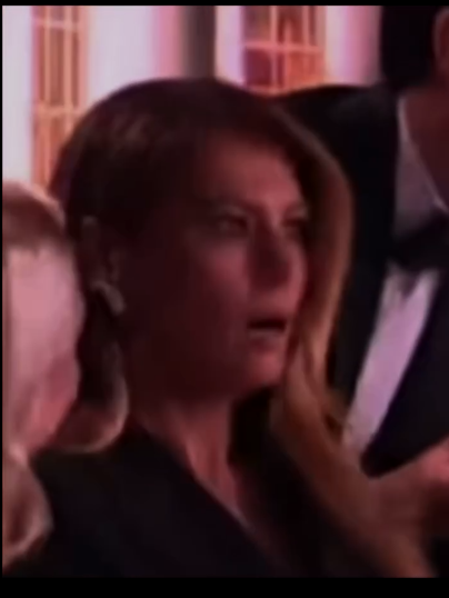 LibreSancho's tweet image. que ponía en la nota antes de la aparición en la escena del supuesto tirador Cole Tomas Allen ? por que Melania Trump pone esa cara de panico y Trump esta impasible? #falseflag #USarmy #ww3 #albertpike #mason #EEUU