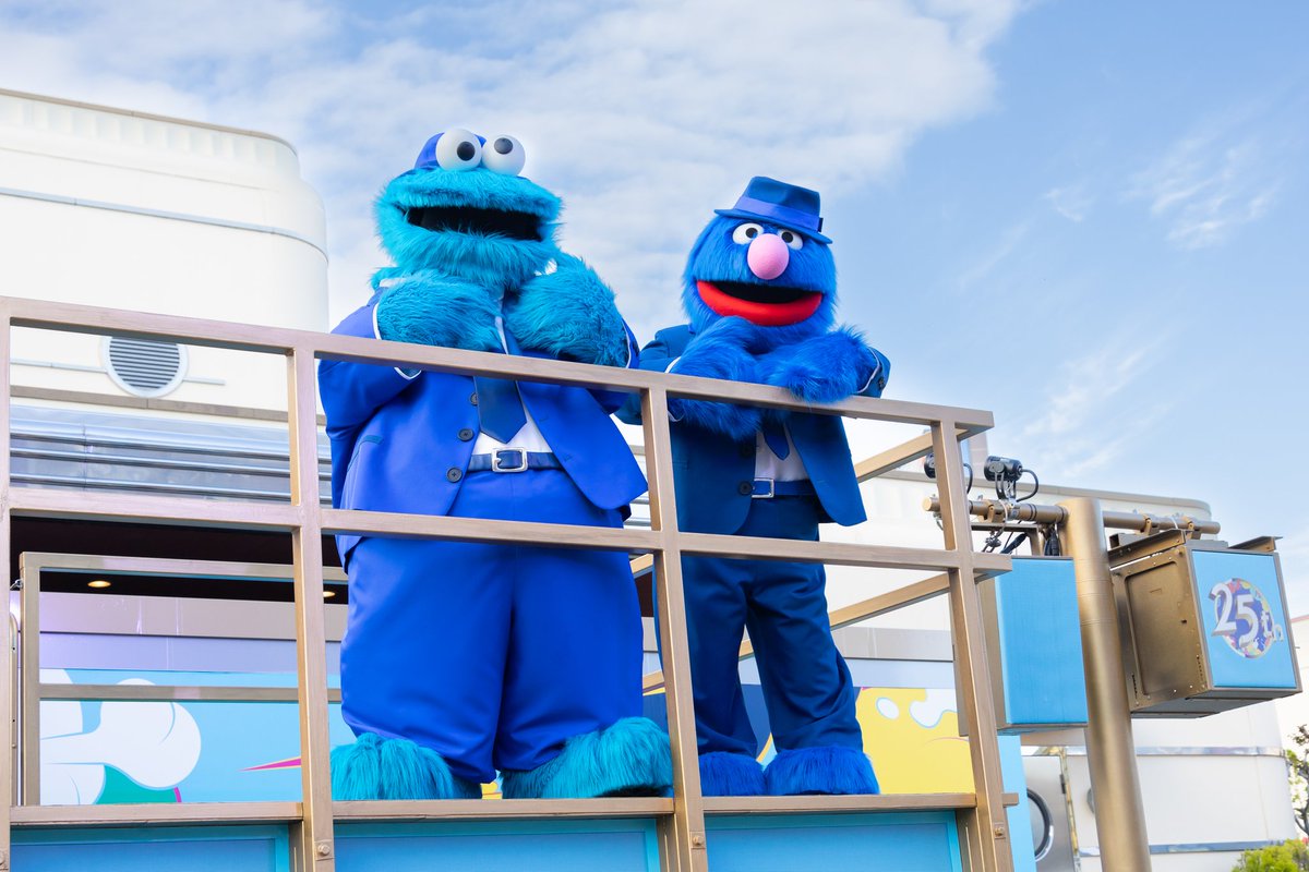 twins_usj's tweet photo. アルティメット・ブルース・バッシュ〜音楽の色〜
クッキーモンスター＆グローバー

やっと会えた！！！！！！

#USBファン #USJショー #USJ https://t.co/sTEoZ25fWM