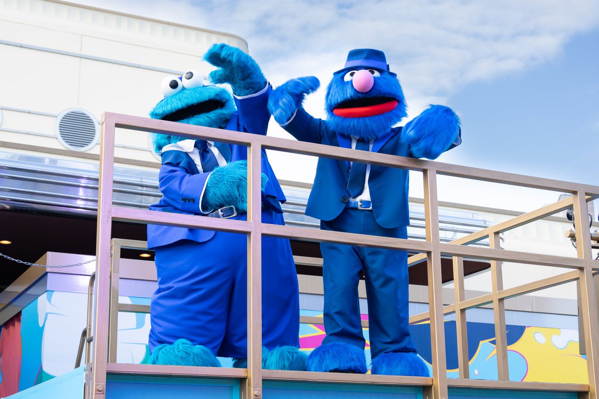 twins_usj's tweet photo. アルティメット・ブルース・バッシュ〜音楽の色〜
クッキーモンスター＆グローバー

やっと会えた！！！！！！

#USBファン #USJショー #USJ https://t.co/sTEoZ25fWM