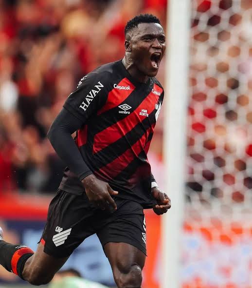 Chegou e se adaptou absurdamente rápido ao futebol brasileiro

Ajudou a recolocar o Athletico na 1ª divisão

Artilheiro da Série A e um dos melhores centroavantes do futebol brasileiro

Kevin Viveros é jogador de Copa do Mundo e já passou da hora da Colômbia ver isso