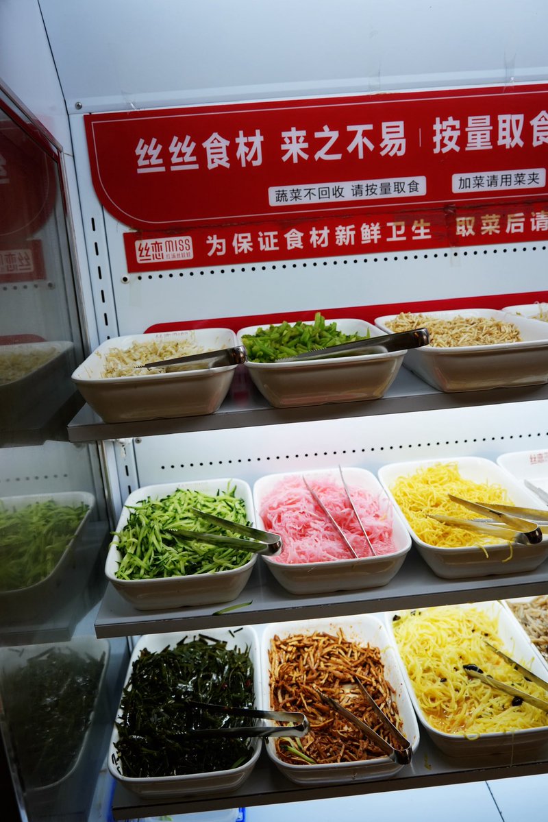 GourmetCarte's tweet image. The toppings are classic Guiyang style: shredded potato, lotus root, celtuce, houttuynia (fish mint), cucumber, pickled radish, cold noodles, and more.

#chinesefood #foodreview #food #FoodSpot #foodlove