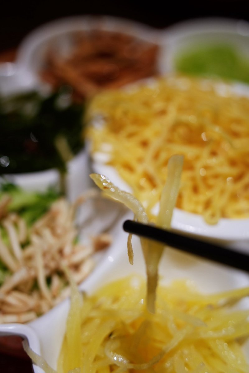 GourmetCarte's tweet image. The toppings are classic Guiyang style: shredded potato, lotus root, celtuce, houttuynia (fish mint), cucumber, pickled radish, cold noodles, and more.

#chinesefood #foodreview #food #FoodSpot #foodlove