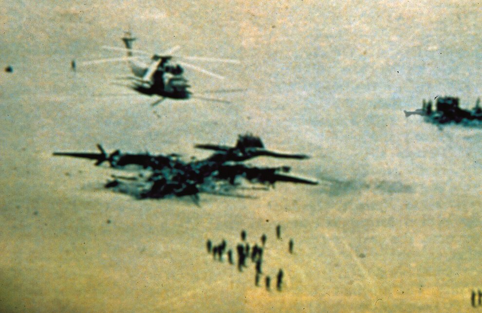 URDailyHistory's tweet image. 28 April 1980: Under the orders of Democratic #President Jimmy Carter, Operation Eagle Claw commences. The bold but disastrous attempt to rescue the U.S. embassy personnel who had been taken hostage on November 4, 1979 in Iran fails miserably, costing the lives of eight U.S.