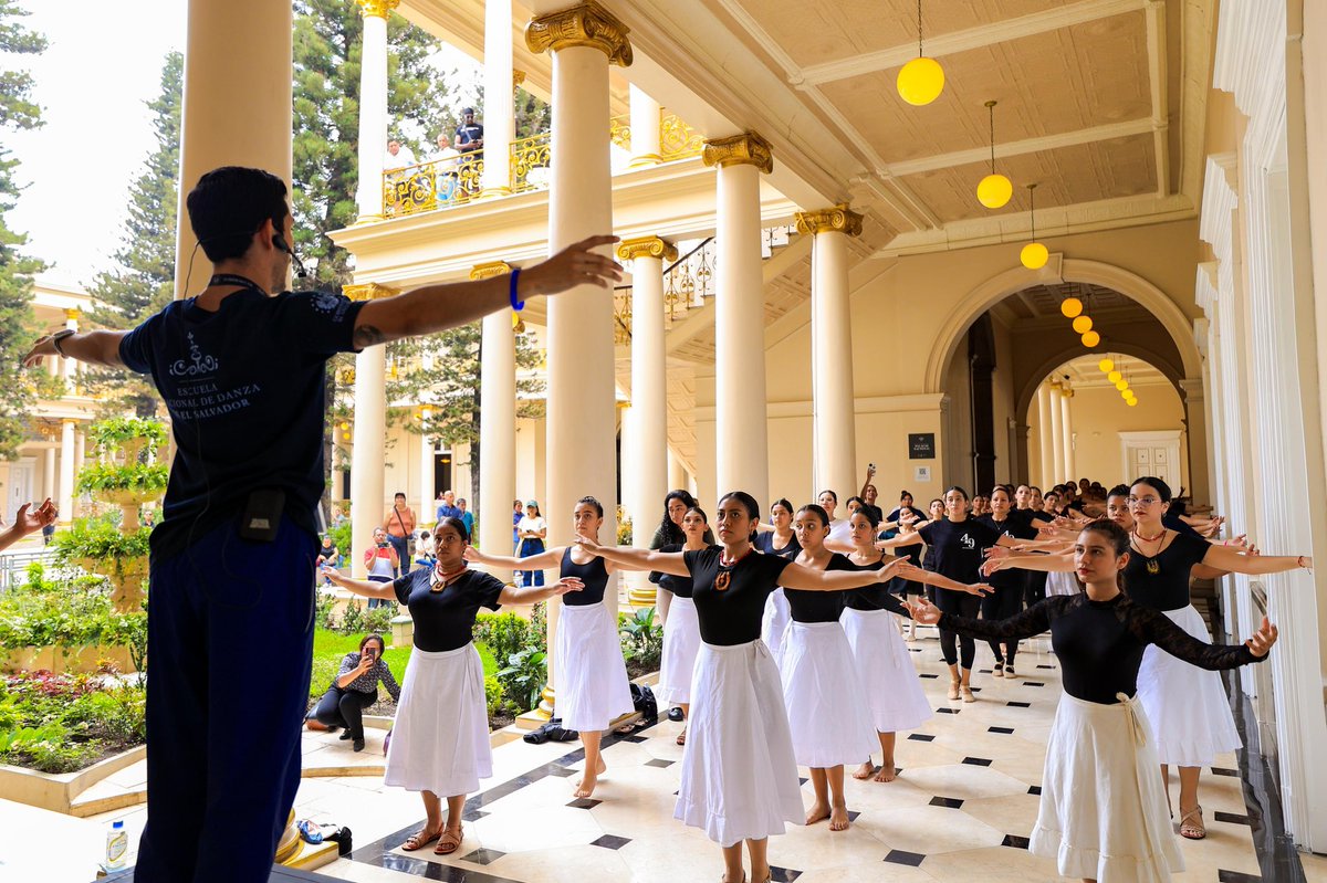 Clases de danza gratis dentro del Palacio Nacional 🥰💃🩰
Pueden asistir con sus hijos y aprender de esta belleza de arte, totalmente gratuito. 💛