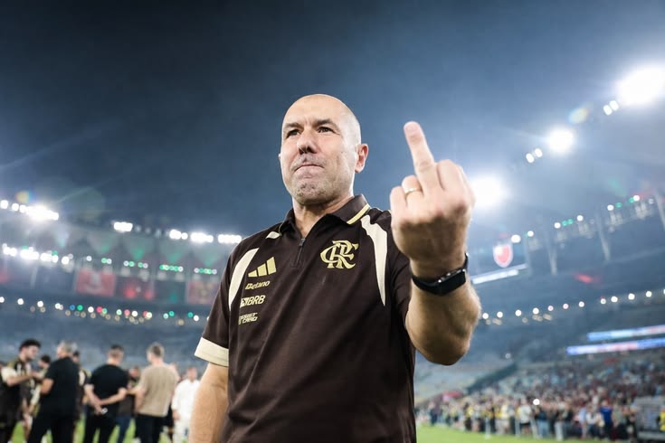 Rubronegro_81's tweet photo. @Atletico Quebra a porra toda de novo, filhas da puta. Baile do urubu na sua casinha, sua vagabunda. Eterna prostituta do Clube de Regatas do Flamengo. 

É UM PRAZER SER O VILÃO DA SUA HISTORINHA DE MERDA. 

BAILE DO URUBU, CARALHO!!!! https://t.co/zPNtNff96s