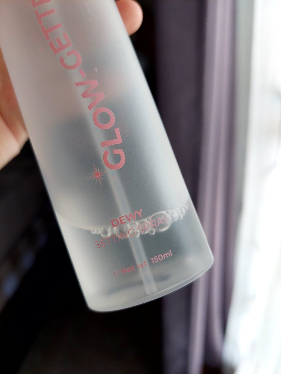 rosyndh98's tweet photo. apa yg kalian harapin dari setting spray⁉️
kalo aku yg bisa bikin makeup lebih smooth, makeup lebih nempel &amp; yg paling penting GAK BIKIN WAJAH JADI KILANG MINYAK🧴🫡🙏 https://t.co/4Go6iAx3ec