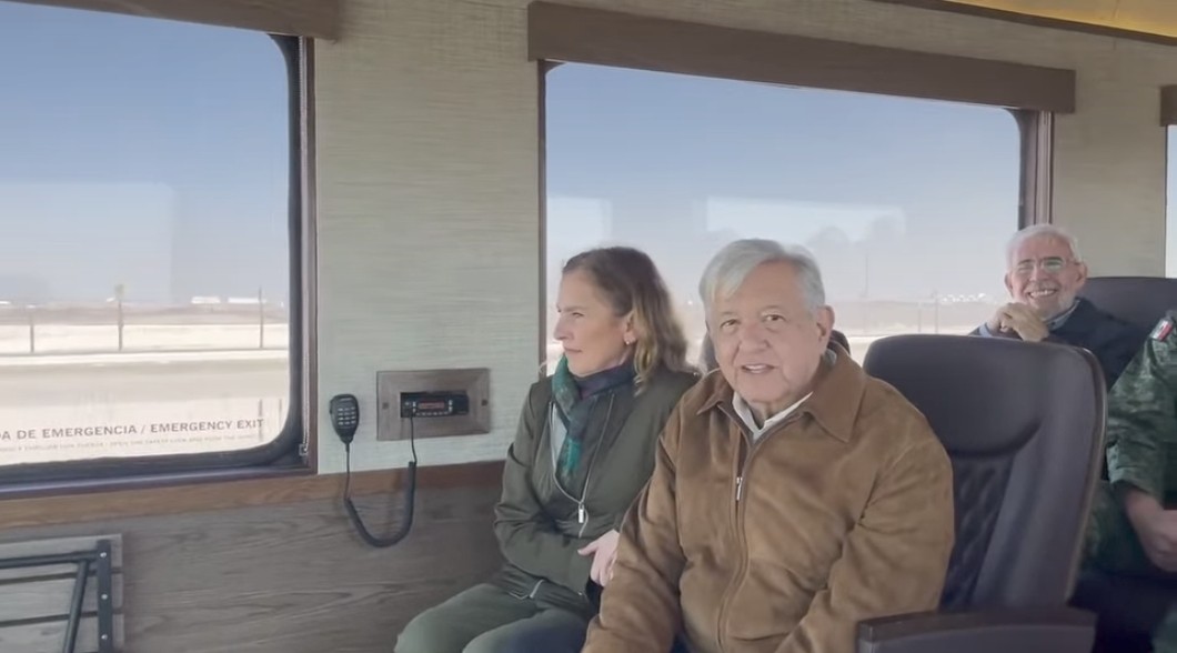 Ya no entendí... 🤔❓ 

Si hoy se inauguró el trenecito del AIFA, con 3 AÑOS DE RETRASO, ¿significa que el #NarcoExPresidenteAMLO nos engañó? Porque ahí también iba con su cara de mitómana la Titina... ¿Recuerdan?