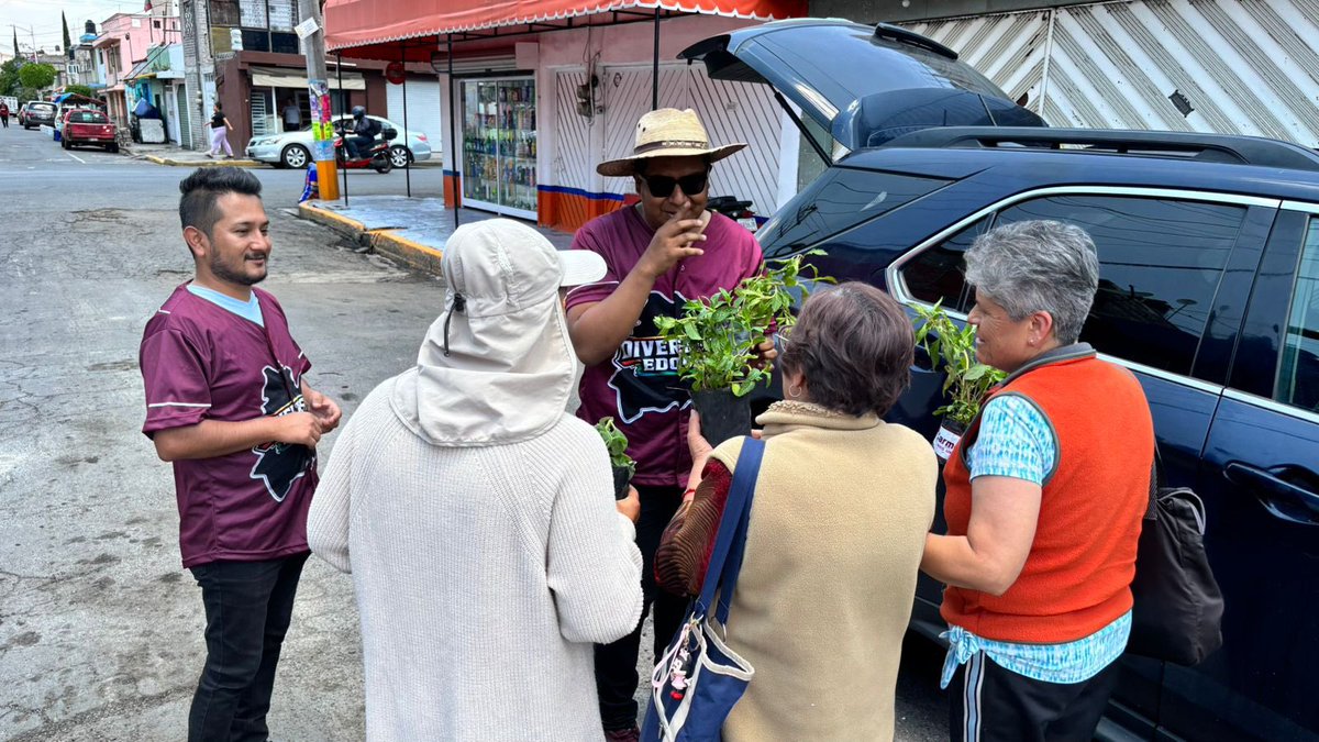 Seguimos recorriendo #Nezahualcóyotl dialogando con vecinas y vecinos para escuchar inquietudes y propuestas. Encuentros que enriquecen perspectivas y fortalecen un municipio incluyente y participativo.
<a href="/Adolfo_Cerqueda/">Adolfo Cerqueda Rebollo</a> <a href="/LuzMaHernndez1/">Luz Ma. Hernández</a> <a href="/EsCarmenDLaRosa/">Carmen De la Rosa</a>