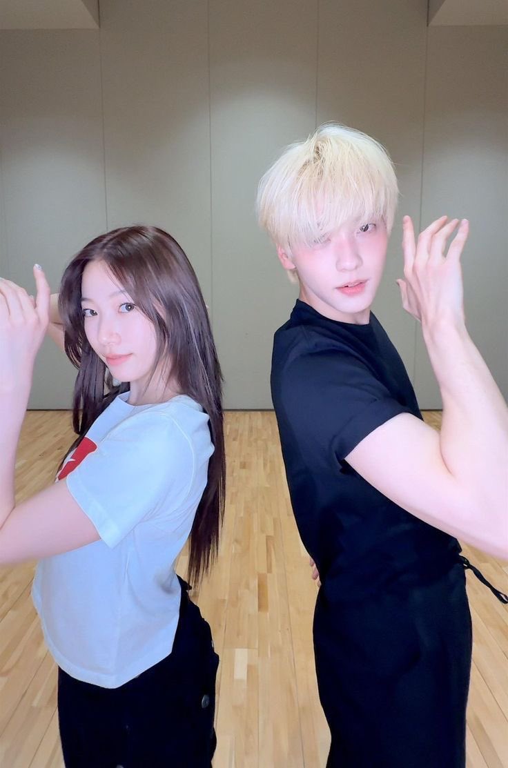 seekingtxt's tweet photo. that kind of visual chemistry is a bit insane love https://t.co/Q7RhmQqQQj