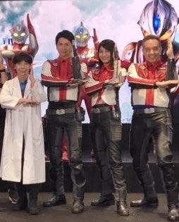roko_sakurai's tweet photo. 🌺ハッピー🌺バースデー🌺
本日はウルトラマンマックスのミズキ隊員🌺長谷部瞳さんのお誕生日🌺
撮影当時も現在も超🌺チャーミングなミズキ
[ミズキ〜ウルトラマンマックス隊、宜しくねー！又お会いしましょう🌺お誕生日🌺おめでとう🌺御座います🌺] https://t.co/4KGZjOkeCd