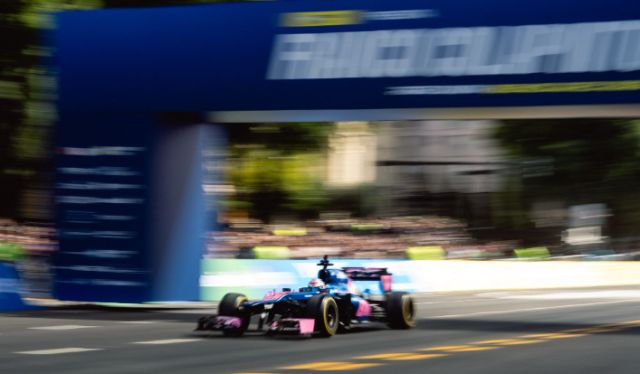 vidalmarco3's tweet image. 🚥 ¡Histórico! #FrancoColapinto llevó un auto de #F1 a las calles de #BuenosAires por primera vez en 14 años, pilotando el Lotus E20 de 2012 en el “Road Show” de Palermo ante +600 mil personas. Rindió homenaje a Fangio shre.ink/7zpO #RoadShow #AutomovilismoArgentino