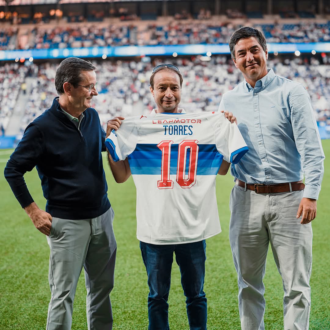 Cruzados's tweet photo. Felicitaciones, "Mágico, ¡un cruzado de 🤍💙!

Con los colores de #LosCruzados ⚪️🔵, Luis Torres logró conquistar el Gran Premio Latinoamericano de hípica 🏇🔝

Felicidades a uno de los grandes referentes del turf chileno, ¡y Cruzado toda la vida! 👏 https://t.co/oFmdhNAzmG