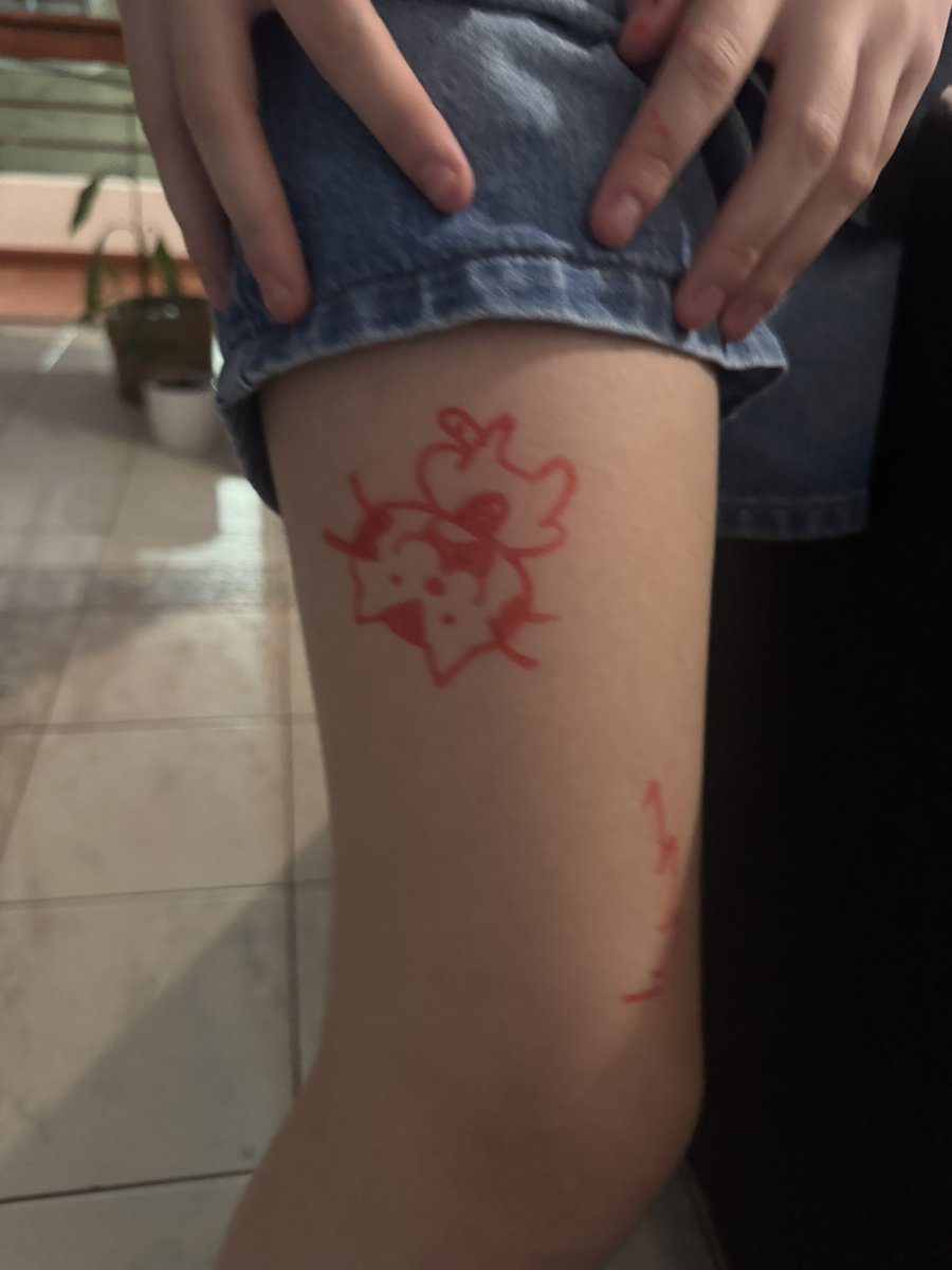 Mi novio se tatuó a sí mismo un yaguarete en la pierna hace algunos años cuando estaba practicando para ser tatuador y su hija me acaba de venir a mostrar esto recién jdjsjsj dios la amo
