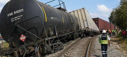 atiemponot's tweet image. 🚨 #ATiempo
Descarrila tren con autotanques en #Yauhquemehcan, #Tlaxcala.

Un convoy de Ferrosur se salió de las vías en San José Tetel durante la madrugada; ocho unidades resultaron afectadas y la vialidad hacia José María Morelos permanece bloqueada.