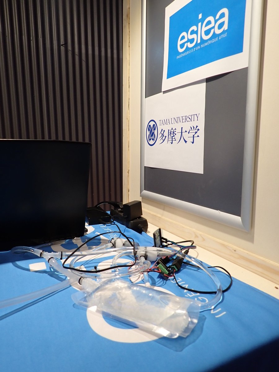 nyushitama's tweet photo. 卒業生の大岡千咲さんがフランスの「LAVAL VIRTUAL」で快挙!👏声と液体デバイスによる触覚を融合し、生き物を眠らせる作品『Chisaki's Charming Chant』を現地展示。世界に認められた✨#フランス #多摩大学 #出展 #経営情報学部 #lavalvirtual #ESIEA #留学 #出原ゼミ #ラヴァルバーチャル #VR https://t.co/F0pBdCcy0V