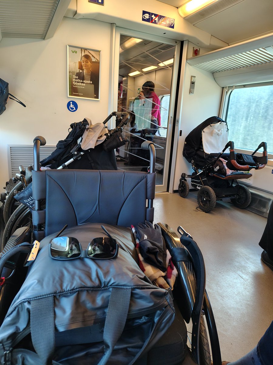 tuijamh's tweet image. Tein #VR :lle ehdotuksen, että #esteettömän vaunun pt-paikoilla olisi kyltti jossa lukisi  "Pyörätuolipaikat ovat ensisijaisesti pyörätuoleille varattuja ja maksullisia paikkoja." Jos se vähentäisi tietämättömyydestä johtuvaa pöllöilyä. 🦉(Kuva eri matkalta.) Eilen kuultua: