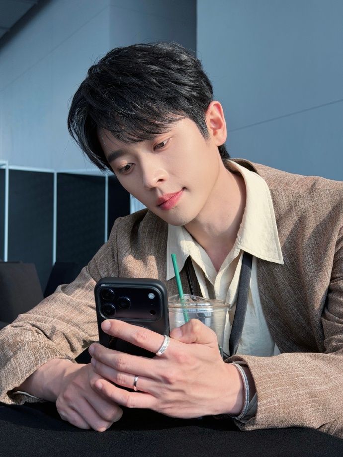 บันทึกสีเงิน tweet media