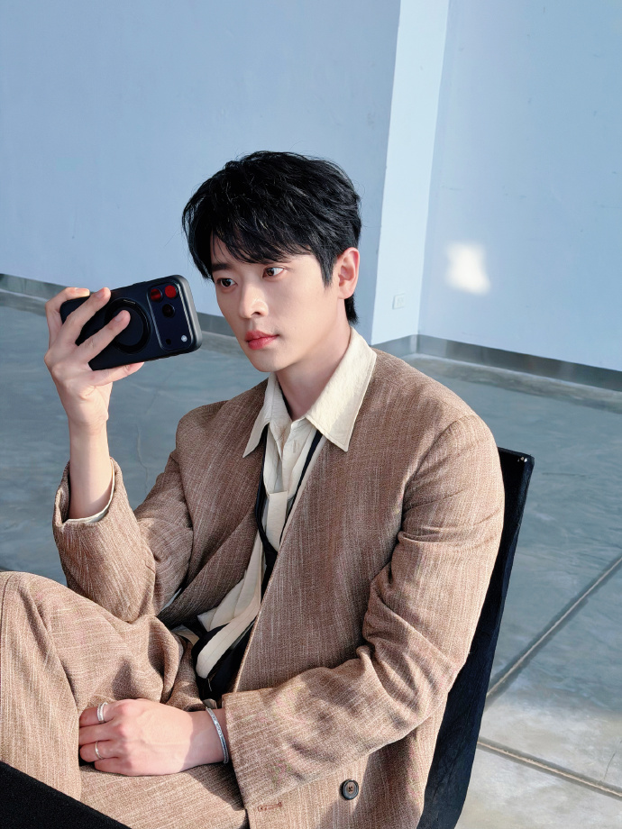 บันทึกสีเงิน tweet media