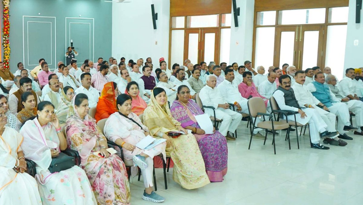 आज भोपाल में <a href="/BJP4MP/">BJP Madhya Pradesh</a> विधायक दल की बैठक संपन्न हुई।

बैठक में आदरणीय मुख्यमंत्री <a href="/DrMohanYadav51/">Dr Mohan Yadav</a> जी, उप-मुख्यमंत्री श्री <a href="/JagdishDevdaBJP/">Jagdish Devda</a> जी, मध्य प्रदेश शासन के संसदीय कार्य मंत्री श्री <a href="/KailashOnline/">Kailash Vijayvargiya</a> जी, विधायक दल के महामंत्री श्री शैलेंद्र जैन जी एवं विधायकगण उपस्थित रहे।