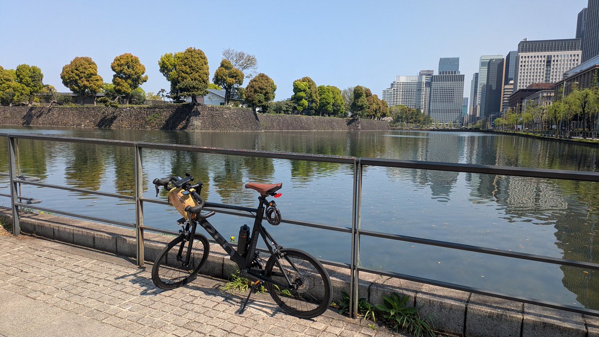 bw6rdjBItz6015's tweet image. 小口径の自転車（20インチ〜もっと小さいものも）を #ミニベロ と呼ぶんだけど、小さくて可愛いし車にも簡単に載せられてすごく便利。ロードほどガチ感もないのに本格的なやつは結構なスピード出せるし、ちゃんと山も登れる。
新しい趣味が欲しい人にほんとにおすすめです
#サイクリング
#TERN
#SURGE