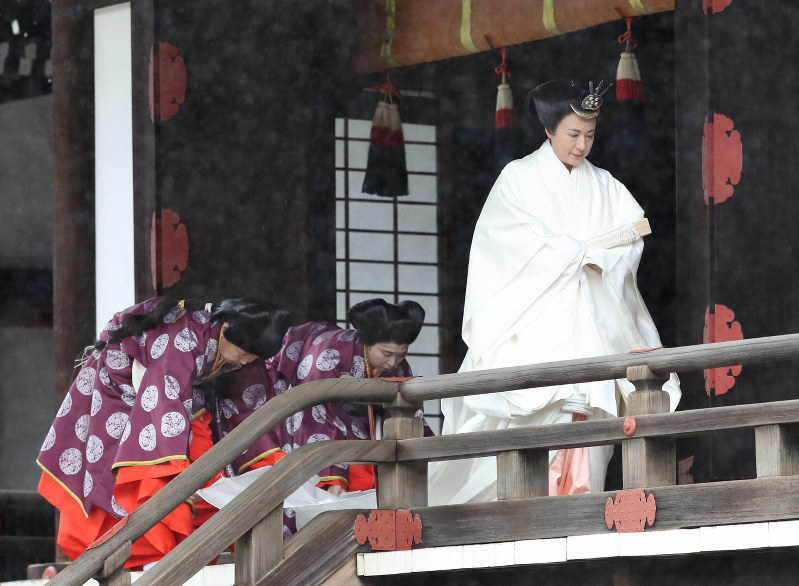 令和5年7月に女官になった人が、令和元年に宮中三殿で皇后陛下の御裾持が出来る訳がないでしょ(笑) 東宮女官から持ち上がった女官さんが、敬宮殿下 ...