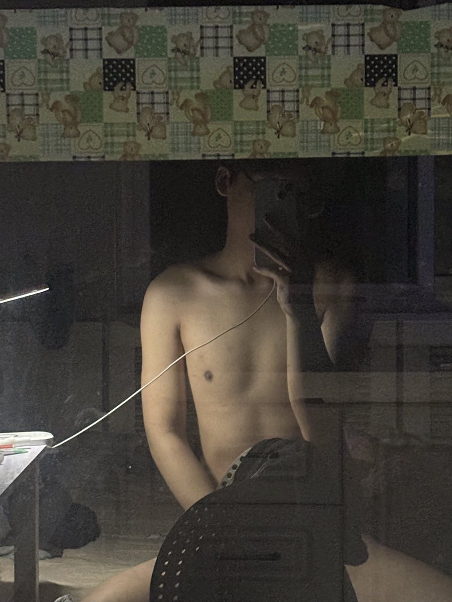 给我拿点纸 tweet media