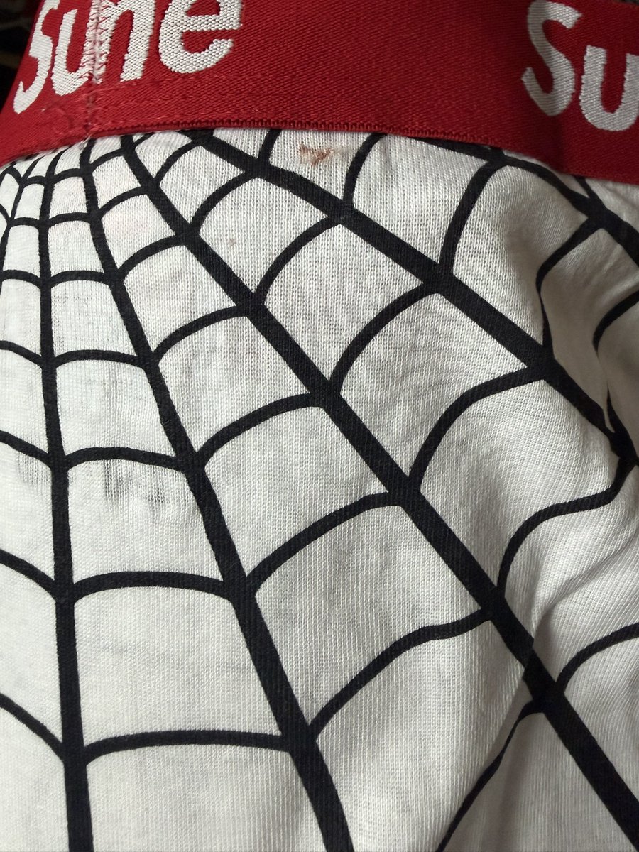 Wolf_ORION28's tweet image. supspiderのパンツ買って届いたと思って確認したらこれ新品未使用でこれは…。
ちょっと残念すぎる😭
 #supreme
