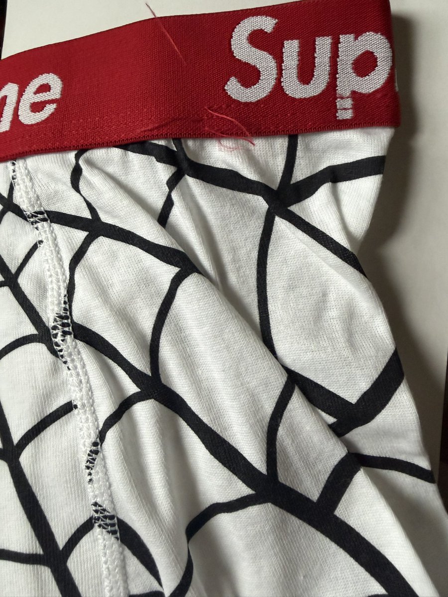 Wolf_ORION28's tweet image. supspiderのパンツ買って届いたと思って確認したらこれ新品未使用でこれは…。
ちょっと残念すぎる😭
 #supreme