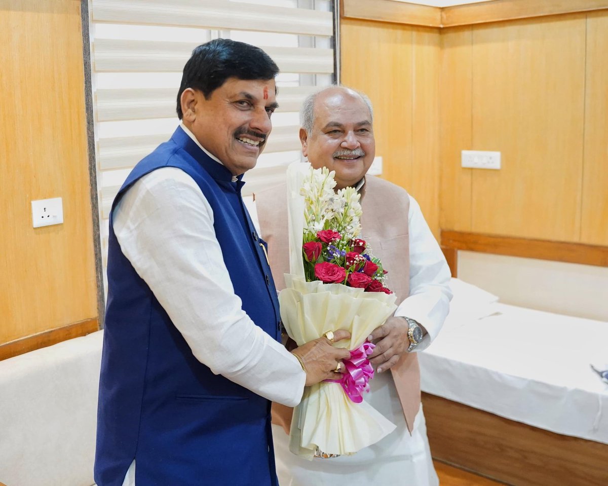 आज विधानसभा में एक दिवसीय सत्र शुरू होने से पहले माननीय विधानसभा अध्यक्ष श्री <a href="/nstomar/">Narendra Singh Tomar</a> जी से शिष्टाचार भेंट की।