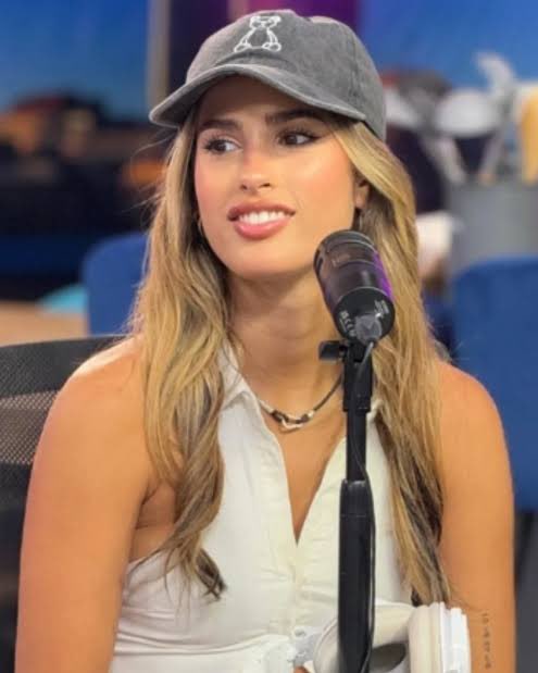 como van a decir que esta mina es fea manga de trolos y manga de envidiosas. lo unico que acepto es que la cago feo con las carillas