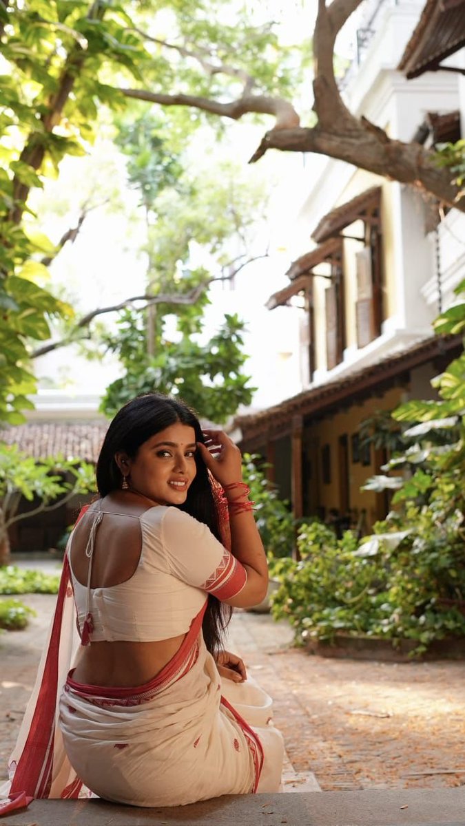 PROSaiSatish's tweet photo. Actress @sumaya_reddy stuns in a graceful saree look, serving pure traditional vibes with a modern charm 😍
#SumayaReddy https://t.co/2FCu5TqOSW