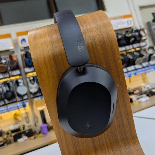e_earphone_NPB's tweet photo. 【新製品・展示開始情報📢】
＼5月1日発売予定／
― ワイヤレス・3D・ヘッドフォン ―

#MEEaudio
『MATRIX CINEMA 3D』
当店試聴機ございます

▶リアルタイムのヘッドトラッキングが、境界線のない音響空間を構築。耳元からではなく「空間そのもの」から音が聞こえてくる、究極のリアリティを実現。

▶映画鑑賞に特化した「MATRIX CINEMA 3D」は、シーンに合わせて理想の音響空間を創り出す4つの専用モードを搭載。

▶騒音を極限まで抑え込み、自分だけの世界に没入できる「アクティブノイズキャンセリング（ANC）」を搭載。さらに、周囲の状況を瞬時に把握できる「外部音取り込みモード」も選択可能。

▶余裕のバッテリー駆動時間
バッテリー駆動時間（ANCオフ）：最大60時間
バッテリー駆動時間（ANCオン）：最大35時間

▶ワイヤレス充電パッド付属し、充電のためにヘッドホンにケーブルを接続する必要がなくなり、スマートな電源オン／オフスイッチとしても機能します。これにより操作が簡素化され、最大限の利便性と使いやすさを実現

ぜひ当店にてご試聴・ご覧くださいませ
#eイヤホン #eイヤ大阪日本橋本店